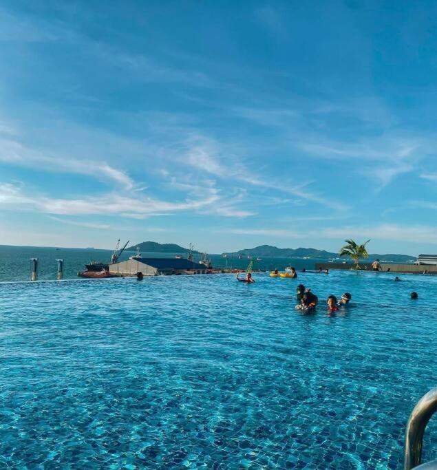 Sea&Pool View Stunning Homestay, Wifi, Netflix Near Malls, Jetty, Convenient Stores Kota Kinabalu Luaran gambar