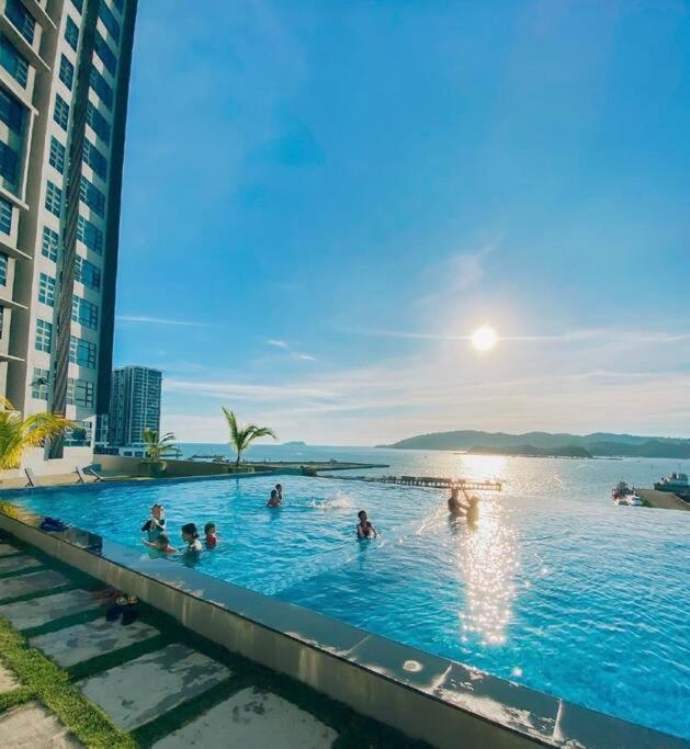 Sea&Pool View Stunning Homestay, Wifi, Netflix Near Malls, Jetty, Convenient Stores Kota Kinabalu Luaran gambar
